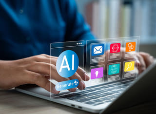 Inversor principiante en criptomonedas estudiando las nociones básicas del trading automatizado con inteligencia artificial