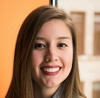 Victoria Lawson en un retrato, directora financiera de una empresa destacada en el trading financiero