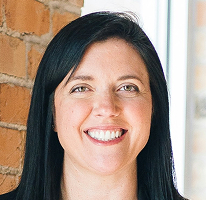Retrato de Sophie Hartwell, encargada de atención al cliente, integrante del equipo de servicio